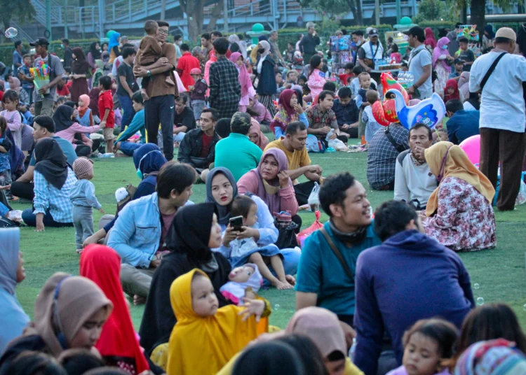 Foto Menikmati Hari Libur di Taman Elektrik Kota Tangerang