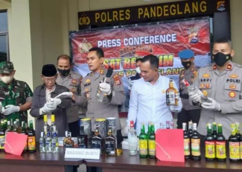 Pihak Polres Pandeglang bersama Ketua DPRD Pandeglang dan Ketua MUI Pandeglang, menunjukan barang bukti miras di Mapolres Pandeglang, Selasa (31/1/2022) lalu. (ISTIMEWA)