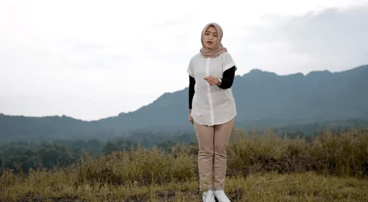 Lirik Lagu Cukup – Woro Widowati