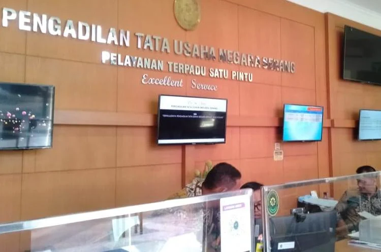 PENGECEKAN: Sejumlah petugas di PTUN Serang, melakukan pengecekan gugatan terhadap PJ Gubernur Banten Al Muktabar, Kamis (23/6/2022). (HERMAN SAPUTRA/SATELITNEWS.ID)