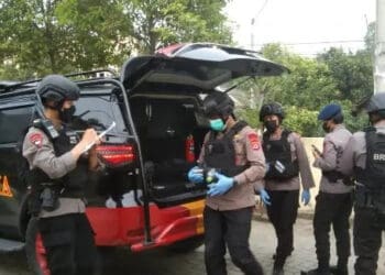Tim Gegana Brimob Polda Banten Amankan Dua Granat Nanas dari Lebak