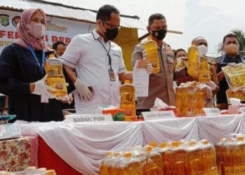 Praktik Pengemasan Minyak Goreng Ilegal di Depan Kantor Kecamatan Pinang