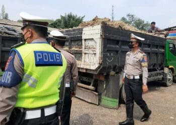 Angkut Pasir-Tanah Tak Gunakan Terpal, Belasan Truk di Lebak Ditilang