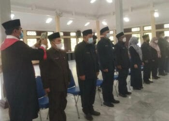 Para pejabat baru sedang mengucapkan sumpah jabatan, di Aula Pendopo Bupati Pandeglang, Senin (11/7/2022).