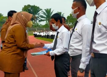 Bupati Pandeglang, Irna Narulita, menyerahkan SK PPPK kepada perwakilan PPPK, di Stadion Badak Pandeglang, Selasa (12/7/2022). (ISTIMEWA)