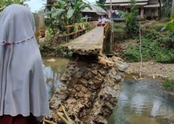 Jembatan rusak parah akibat diterjang banjir bandang, di Desa Rancapinang, Kecamatan Cimanggu, Kabupaten Pandeglang, beberapa waktu lalu. (ISTIMEWA)