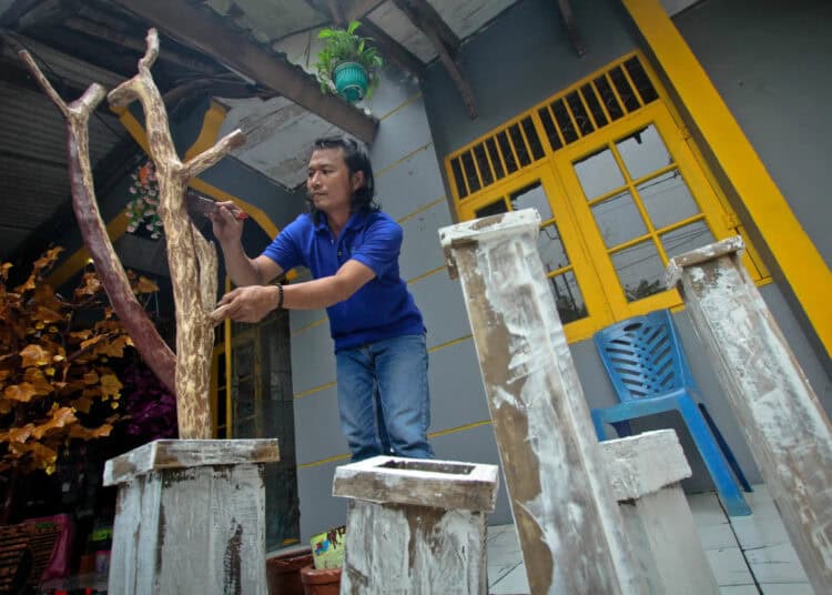 Foto Hiasan Bunga Berbahan Dasar Limbah Tembus Manca Negara