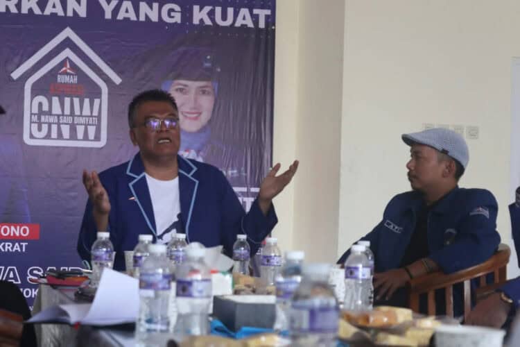 PIMPIN RAPAT: Cak Nawa saat memimpin rapat DPC Partai Demokrat Kabupaten Tangerang. (ISTIMEWA)
