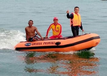 Tim SAR gabungan, sedang melakukan pencarian korban terseret ombak di Pantai La Gundi, Kecamatan Carita, Kabupaten Pandeglang, Rabu (6/7/2022). (ISTIMEWA)