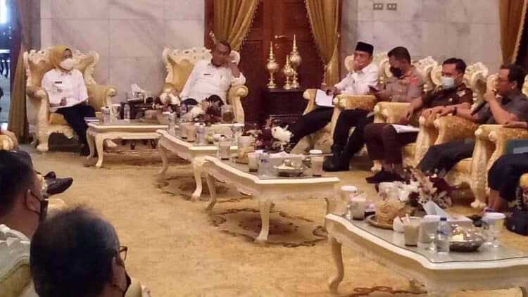 Bupati Serang, Ratu Tatu Chasanah, pimpin rapat dengan Forkopimda di pendopo, Rabu (6/7/2022). Dalam rapat tersebut, salah satunya membahas mengenai penanganan PMK. (ISTIMEWA)