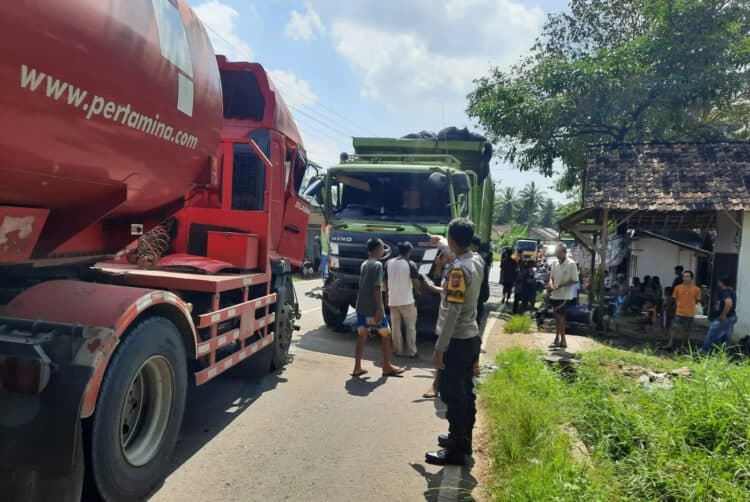 Personel Polsek Cigeulis, sedang melakukan evakuasi mobil yang mengalami kecelakaan di Jalan Raya Cigeulis-Cibaliung, Kamis (7/7/2022). (ISTIMEWA)