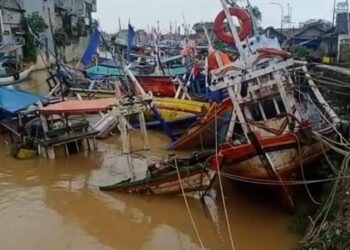 Sejumlah kapal nelayan tenggelam, di Muara Sungai Cipunten Agung, Kecamatan Labuan, Kabupaten Pandeglang, sebelum dievakuasi, Sabtu (15/7/2022). (ISTIMEWA)