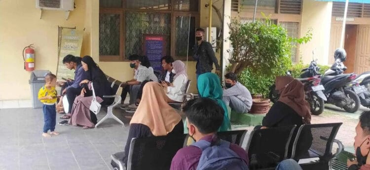 Para pencari kerja, mengantri pembuatan kartu AK1 di Disnakertrans Kabupaten Serang, Senin (18/7/2022). (ISTIMEWA)