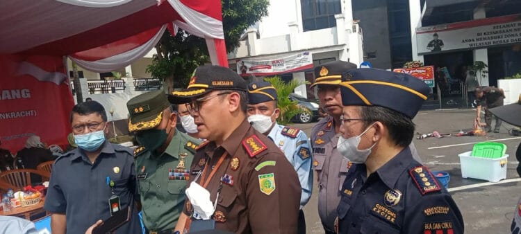 Kajari Serang, Fredy Simanjuntak, menjelaskan kegiatan pemusnahan barang bukti perkara hukum, di depan halaman Kejari setempat, Rabu (20/7/2022). (ISTIMEWA)
