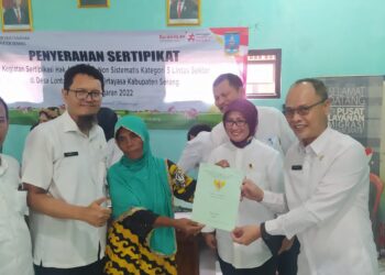 DKPP Kabupaten Serang, menyerahkan sertifikat tanah kepada salah satu nelayan di Lontar. (ISTIMEWA)