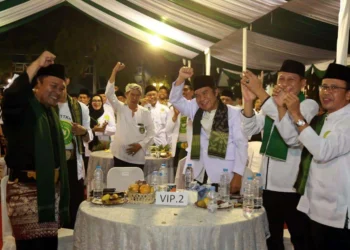PJ Gubernur Banten, Al Muktabar, mendapat penyematan jas kehormatan dari ketua umum DPP TTKKDH. (ISTIMEWA)