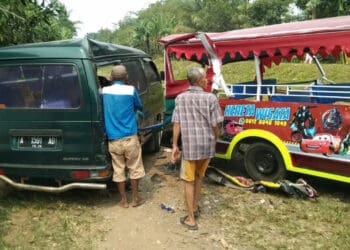Odong - odong ditabrak kereta. (ISTIMEWA)