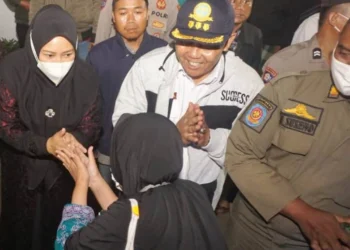 Bupati Pandeglang Irna Narulita, menyambut kedatangan para jemaah haji asal Pandeglang, Rabu (27/7/2022). (ISTIMEWA)