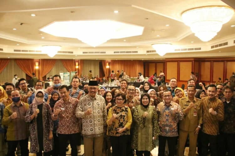 Bupati Serang Ratu Tatu Chasanah, berfoto bersama dengan para Kagama. (ISTIMEWA)
