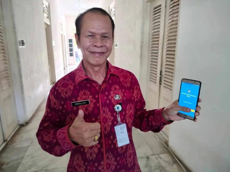 Kepala Disdukcapil Kabupaten Serang, Abdullah, menunjukan contoh KTP digital di HP miliknya. (ISTIMEWA)