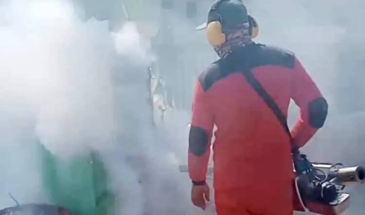 Pihak Puskesmas Cikupa, sedang melakukan fogging, di Kampung Tenjolaya RT/RW 01/08, Kelurahan Kabayan, Kecamatan Pandeglang, Kabupaten Pandeglang, Selasa (5/7/2022). (ISTIMEWA)