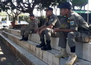 Sejumlah anggota Satpol PP Pandeglang, mengawasi Alun-Alun, agar tak ada PKL yang berjualan di lokasi tersebut, Selasa (5/7/2022). (ISTIMEWA)