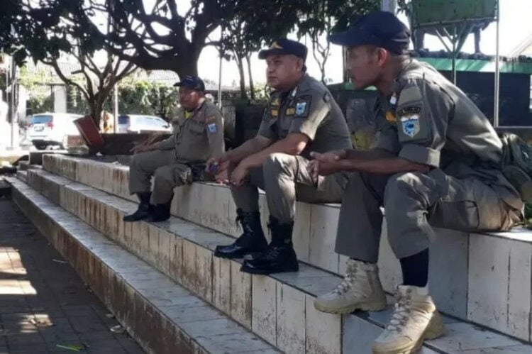 Sejumlah anggota Satpol PP Pandeglang, mengawasi Alun-Alun, agar tak ada PKL yang berjualan di lokasi tersebut, Selasa (5/7/2022). (ISTIMEWA)