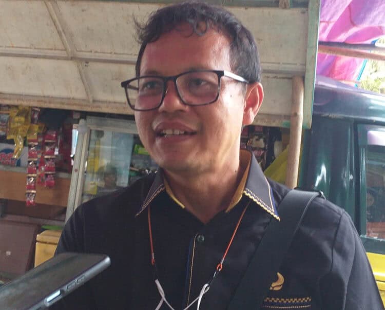 Wakil Ketua Hiswana Migas, Oji Fahruroji saat di wawancara wartawan di lingkungan Pemkab Pandeglang, Kamis (7/7/2022). (NIPAL SUTIANA/SATELITNEWS.ID)