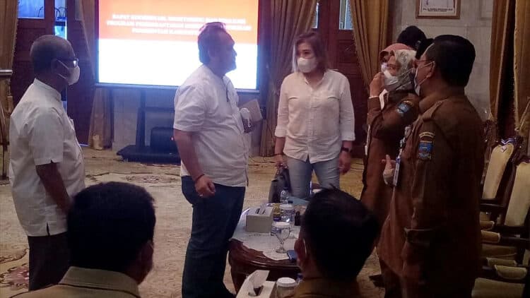 Bupati Serang Ratu Tatu Chasanah, menyampaikan pemaparan terkait dengan PSU, Aset dan pendapatan saat rapat dengan KPK di Pendopo, Selasa (12/7/2022). (ISTIMEWA)