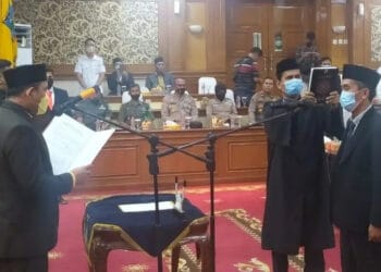 Politisi Partai Hanura, Ishak, diambil sumpah jabatan sebagai anggota DPRD Kabupaten Serang.  Ishak dilantik menggantikan Almarhum Zaenal Abidin, Rabu (13/7/2022).
