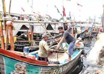 Sejumlah nelayan sedang beraktivitas. (ISTIMEWA)