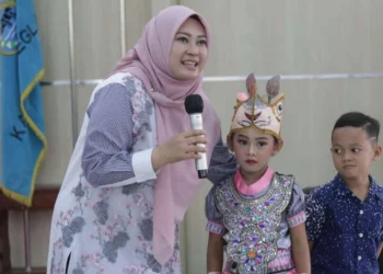 Bupati Pandeglang, Irna Narulita sedang memberikan apresiasi anak-anak pada acara HAN tingkat Kabupaten, di Pendopo Pandeglang, Jumat (22/7/2022). (ISTIMEWA)