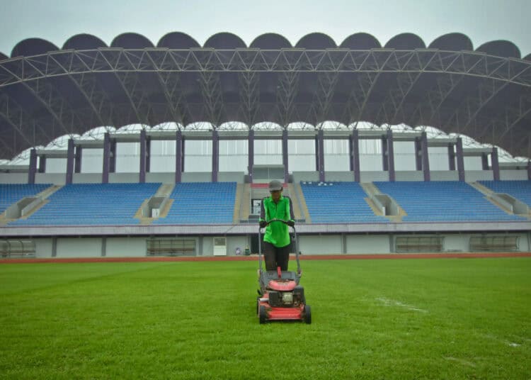 Foto Perawatan Rumput Stadion Indomilk Arena Jelang Liga 1
