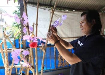 Kreatif, Warga Kota Tangerang Ubah Limbah Kayu Jadi Hiasan Bunga Cantik