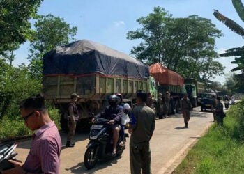 Parkir di Bahu Jalan, Truk Bermuatan Pasir di Lebak Diusir Satpol PP