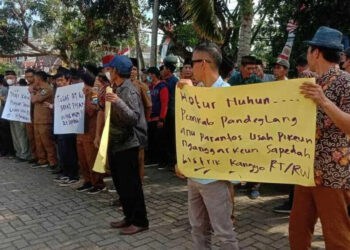 Para RT/RW berunjukrasa, di Gedung DPRD Pandeglang, Kamis (18/8/2022). (ISTIMEWA)