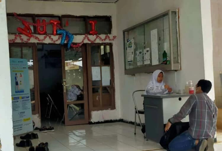 Seorang warga sedang mengurus dokumen persyaratan kerja keluar negeri, di Disnakertrans setempat, Rabu (31/8/2022). (ISTIMEWA)