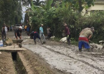 Warga sedang gotong royong, memperbaiki jalan Cagak-Kadu Cina, Desa Gunungsari, Kecamatan Mandalawangi, Kabupaten Pandeglang, Minggu (21/8/2022). (ISTIMEWA)