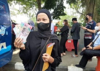 Warga Lebak Antusias Berburu Uang Kertas Pecahan Baru