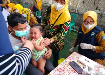 IMUNISASI–Seorang balita sedang melakukan imunisasi, belum lama ini, saat pencanangan Bulan Imunisasi Anak Nasional (BIAN). (DOKUMEN/SATELIT NEWS)
