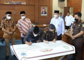 Pimpinan DPRD Pandeglang, sedang menandatangani Pakta Integritas bebas Korupsi, Kolusi dan Nepotisme, yang di selenggarakan oleh Kejaksaan Negeri Pandeglang, di ruang Badan Musyawarah DPRD Pandeglang, beberapa waktu lalu. (ISTIMEWA)