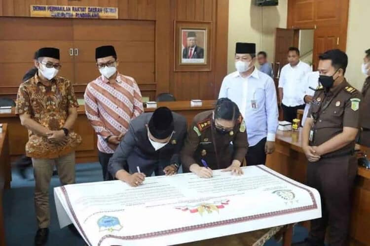 Pimpinan DPRD Pandeglang, sedang menandatangani Pakta Integritas bebas Korupsi, Kolusi dan Nepotisme, yang di selenggarakan oleh Kejaksaan Negeri Pandeglang, di ruang Badan Musyawarah DPRD Pandeglang, beberapa waktu lalu. (ISTIMEWA)