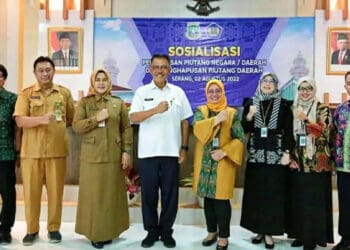 Kepala Kanwil DJKN Banten, Nuning Sri Rejeki Wulandari (keempat dari kanan), foto bersama PJ Sekda Banten M. Trenggono (tengah), Selasa (2/8/2022). (ISTIMEWA)