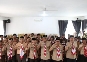 Wabup Serang Pandji Tirtayasa, berfoto bersama dengan para pengurus Pramuka Kwarcab Kabupaten Serang, Rabu (3/8/2022). (ISTIMEWA)