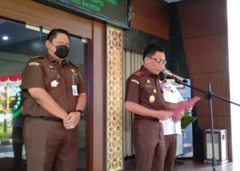 Kajati Banten Leonard Eben Ezer, sampaikan penetapan tersangka kasus dugaan korupsi Bank Banten, Kamis (4/8/2022). (ISTIMEWA)