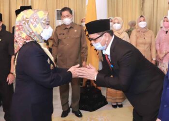Bupati Tatu bersalaman dengan pejabat eselon II yang baru dilantik, Kamis (4/8/2022). (ISTIMEWA)