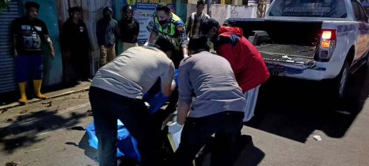 Personel Satlantas Polresta Serang Kota, mengevakuasi korban laka lantas, di Jalan Raya  Banten Lama, Selasa (9/8/2022) dini hari. (ISTIMEWA)