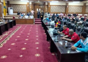 Sejumlah buruh datangi gedung DPRD Kabupaten Serang, menuntut pencabutan Undang - undang Omnibuslaw, Selasa (9/8/2022). (ISTIMEWA)