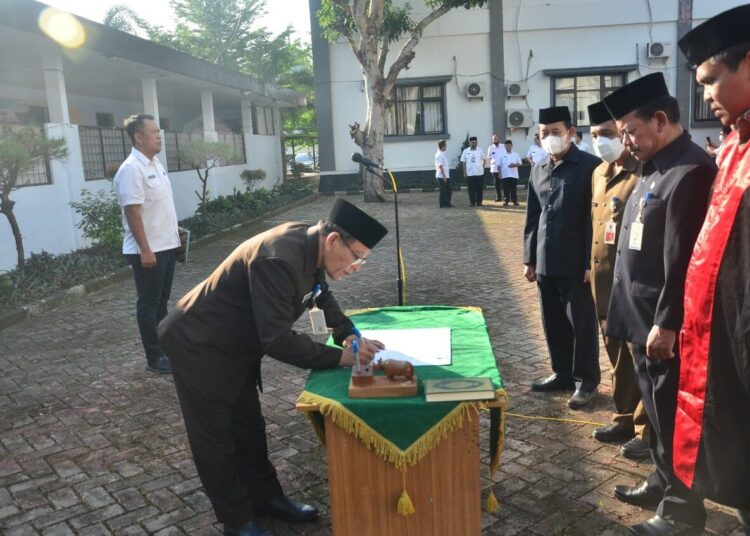 Pj Sekda Pandeglang, Taufik Hidayat, mendatangani berita acara pelantikan Staf Ahli Bupati Bidang Kesra dan SDM di halaman Setda Pandeglang, Rabu (10/8/2022). (ISTIMEWA)