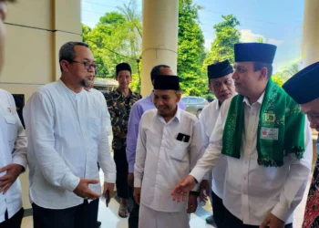 Kepala BNPT, Komjen Pol. Dr. Boy Rafli Amar, sedang berbincang dengan pengurus Kampus UNMA Banten, Kamis (11/8/2022). (ISTIMEWA)